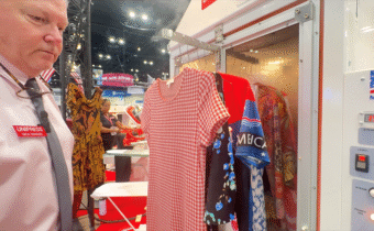 유니프레스 사의 닉 윙어 씨가 더욱 향상된 스팀 캐비넷을 보여주고 있다.